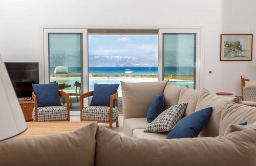 Apraos Villa | 357 m² Villa ∙ 8 bedrooms ∙ 18 guests
