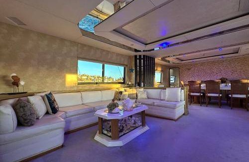 Kavala Boat Rental | 36 m² Houseboat ∙ 2 guests