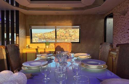 Kavala Boat Rental | 36 m² Houseboat ∙ 2 guests
