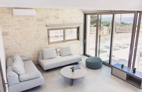 Adelianos Kampos Villa | 360 m² Villa ∙ 8 bedrooms ∙ 16 guests
