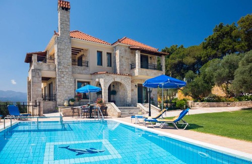 Polemarchi House | 370 m² House ∙ 5 bedrooms ∙ 12 guests