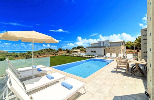 Mathes House | 400 m² House ∙ 10 bedrooms ∙ 30 guests