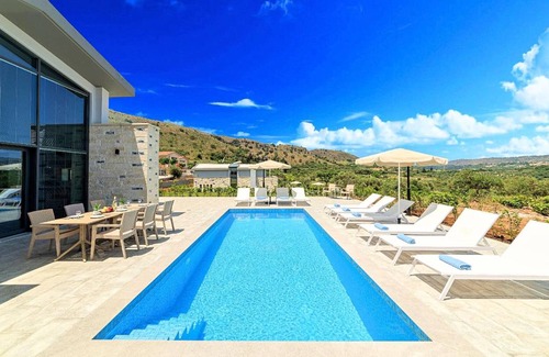 Mathes House | 400 m² House ∙ 10 bedrooms ∙ 30 guests