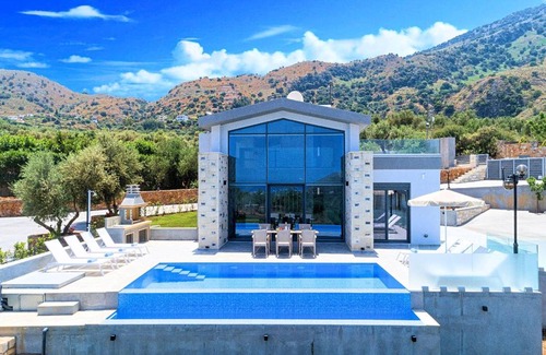 Mathes House | 400 m² House ∙ 10 bedrooms ∙ 30 guests