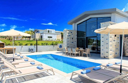 Mathes House | 400 m² House ∙ 10 bedrooms ∙ 30 guests