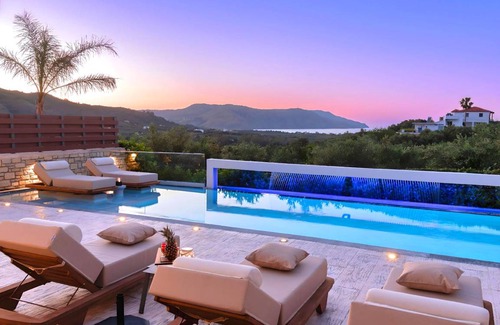 Mouri House | 400 m² House ∙ 11 bedrooms ∙ 28 guests