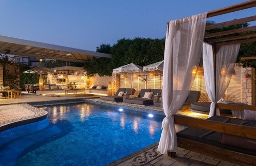 Petaloudes House | 400 m² House ∙ 5 bedrooms ∙ 14 guests