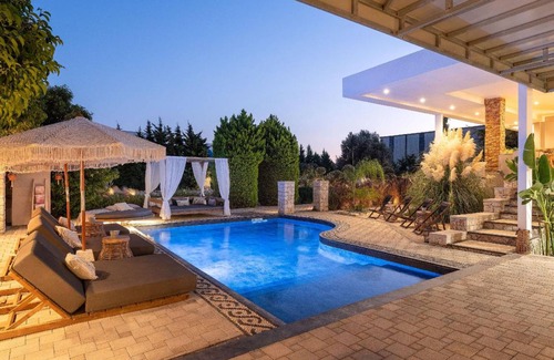 Petaloudes House | 400 m² House ∙ 5 bedrooms ∙ 14 guests