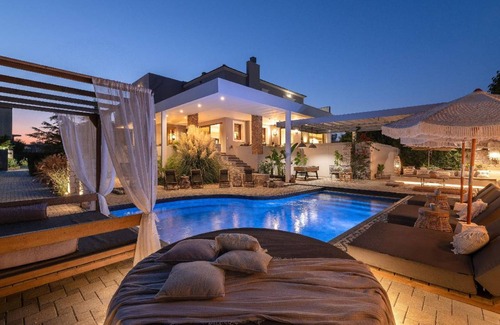 Petaloudes House | 400 m² House ∙ 5 bedrooms ∙ 14 guests