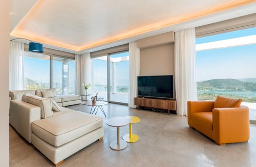 Nidri Villa | 400 m² Villa ∙ 5 bedrooms ∙ 10 guests