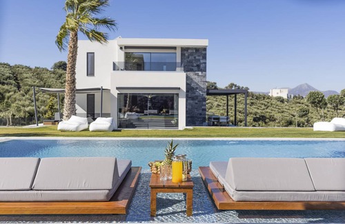 Heraklion Villa | 400 m² Villa ∙ 6 bedrooms ∙ 14 guests