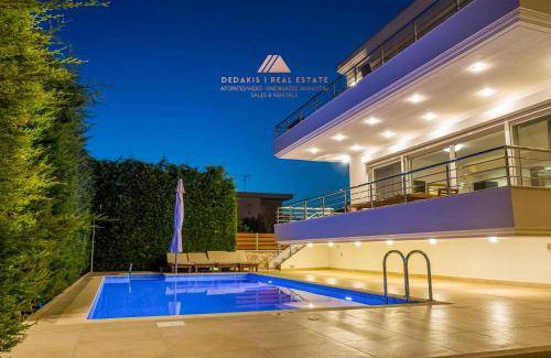 Loutraki Villa | 410 m² Villa ∙ 5 bedrooms ∙ 12 guests
