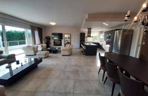 Loutraki Villa | 410 m² Villa ∙ 5 bedrooms ∙ 12 guests
