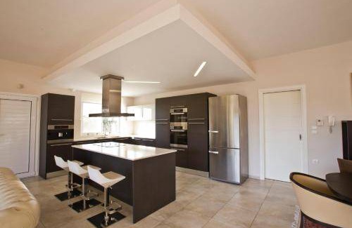 Loutraki Villa | 410 m² Villa ∙ 5 bedrooms ∙ 12 guests