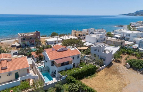 Koutsouras House | 550 m² House ∙ 14 bedrooms ∙ 34 guests