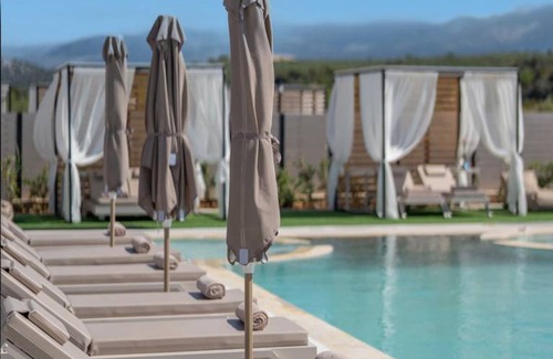 Roumeli Villa | 700 m² Villa ∙ 14 bedrooms ∙ 28 guests