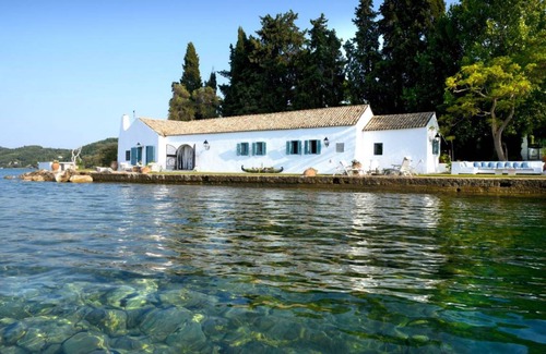 Chlomos Villa | 720 m² Villa ∙ 12 bedrooms ∙ 24 guests