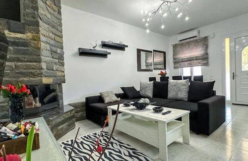 Petaloudes Apartment | 75 m² Apartment ∙ 3 bedrooms ∙ 7 guests