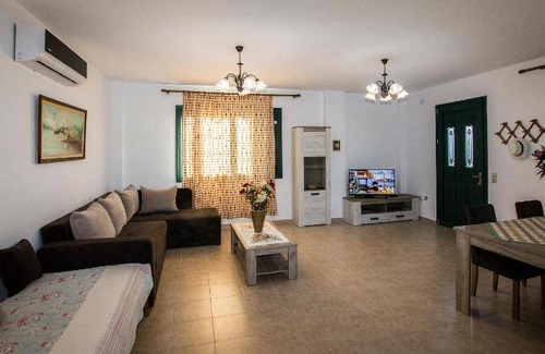 Mathes House | 95 m² House ∙ 2 bedrooms ∙ 6 guests