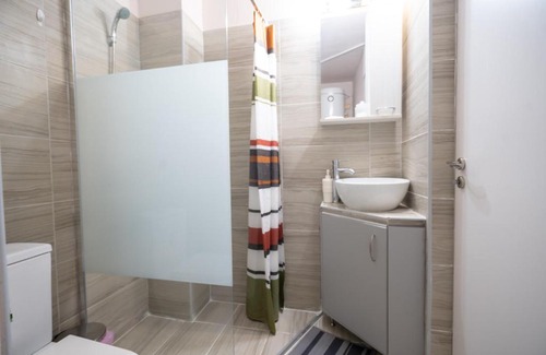 Athens Apartment | Agios Nikolaos train station 2 bedrooms 4 pers