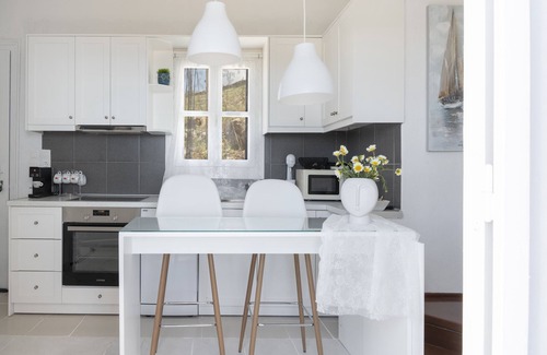 Koundouros Apartment | Apartment 'Konstantinos and Eleni's' with Sea View, Wi-Fi and Air Conditioning