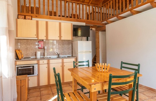 Paralio Astros Apartment | Apartment 'Maisonette with Private Patio 4' with Mountain View, Wi-Fi and Air Conditioning