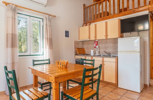 Paralio Astros Apartment | Apartment 'Maisonette with Private Patio 4' with Mountain View, Wi-Fi and Air Conditioning