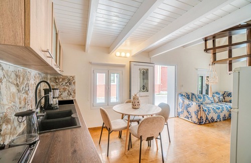 Karousades Apartment | Apartment 'Villa Nicolas' with Mountain View, Wi-Fi and Air Conditioning