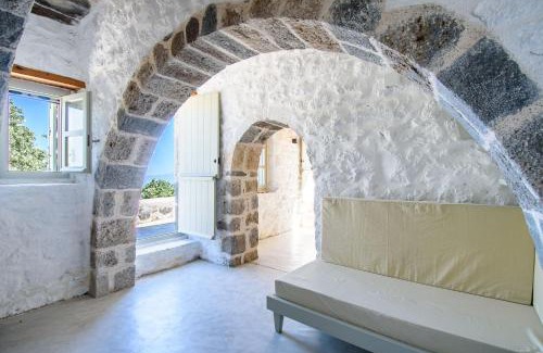 Nisyros Apartment | Apostrophe Traditional Residence in Nisyros with arcurated interior. Privacy & Authenticity