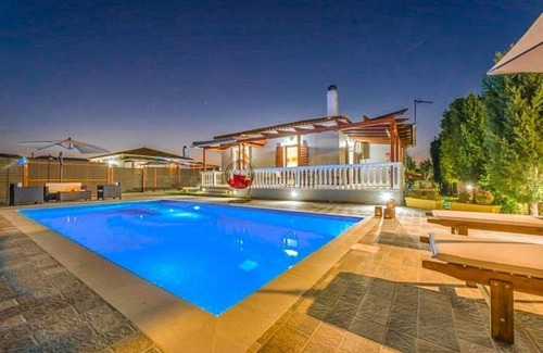 Zakynthos Villa | Appealing Family Villa, A/C, Private Pool & Garden - Quiet Area 10mins from Zakynthos Town & Tsilivi