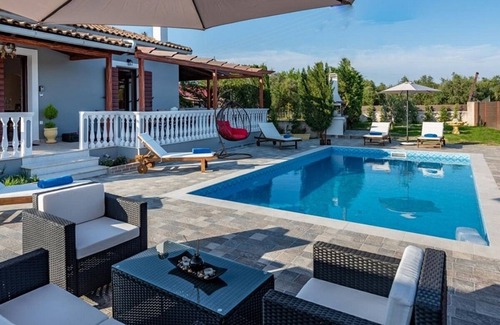 Zakynthos Villa | Appealing Family Villa, A/C, Private Pool & Garden - Quiet Area 10mins from Zakynthos Town & Tsilivi