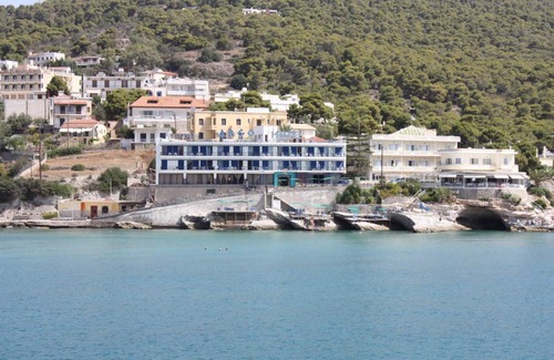 Agia Marina Hotel | Beachfront Triple Room- Argo Seaside Stays