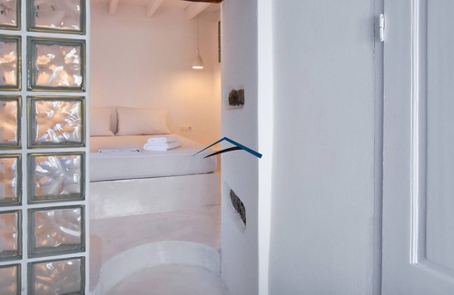 Ioulida House | Beautifully renovated 80sq meters Cycladic style house