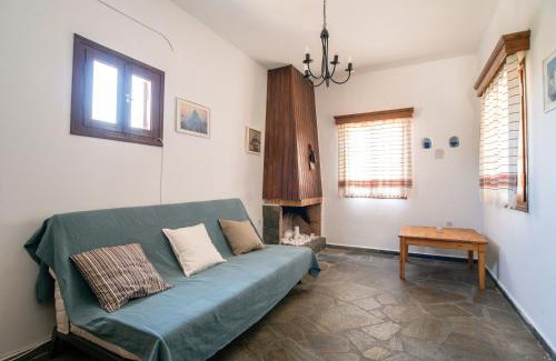 Naxos House | Black Sand
