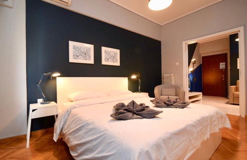 Filopappou Apartment | Central Apartment for 8ppl in Koukaki, 3 bedrooms!