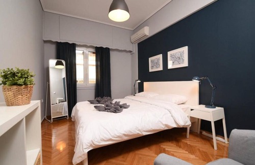 Filopappou Apartment | Central Apartment for 8ppl in Koukaki, 3 bedrooms!