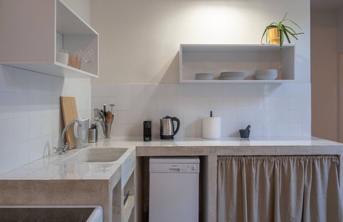 Kerameikos Apartment | Charlie – Timeless Charm & Modern Comfort
