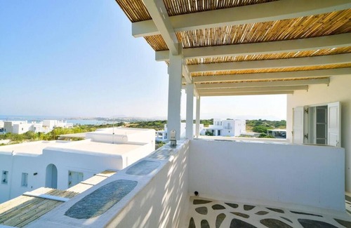 Santa Maria House | Coral Villa with 4 bedrooms in Paros