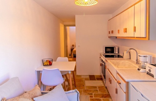 Aperathos Cottage | cottage homes