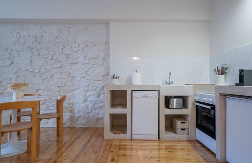 Kerameikos Apartment | Cream – Bright & Full of Character in Metaxourgeio