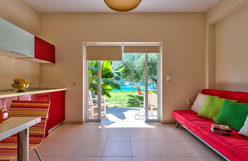 Daratsos Apartment | “ELEA 4” - Cozy Apartment with Swimming Pool Near the Sea