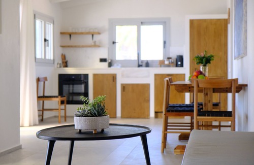 Komnina Apartment | Evia Bay Suites & Retreats