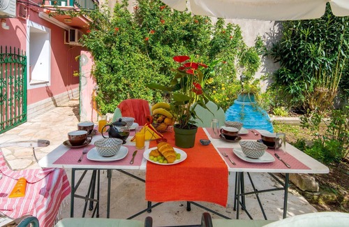 Gaios House | Garden home
