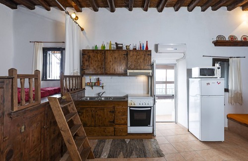 South Rhodes House | Holiday Home '1900's Traditional House in Asklipio' with Private Terrace, Wi-Fi and Air Conditioning