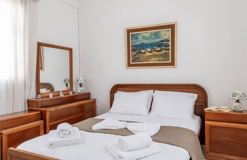 Panormos House | Holiday Home 'Serenity Panormos Traditional Home' with Mountain View, Wi-Fi and Air Conditioning