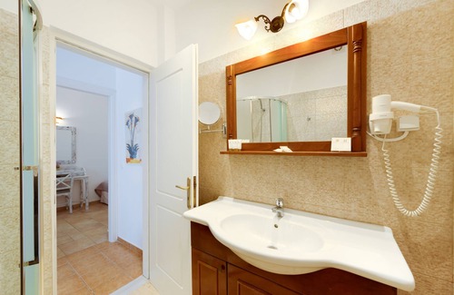 Akrotiri Hotel | Hotel Mathios Village