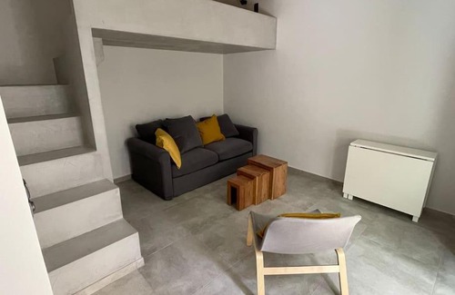 Filopappou House | House center of Athens, near Acropolis