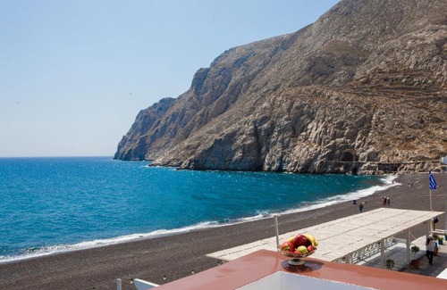 Kamari Hotel | Irini's Rooms Fteoura