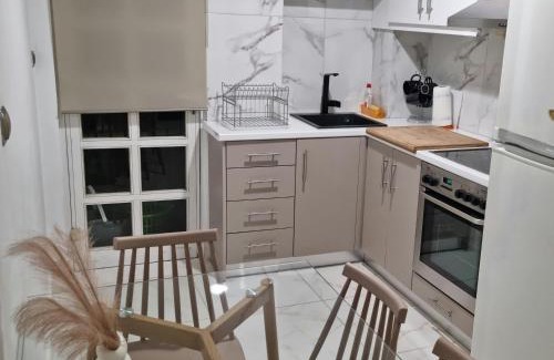 Filopappou Apartment | Koukaki near the Acropolis Stylish 2 bedroom