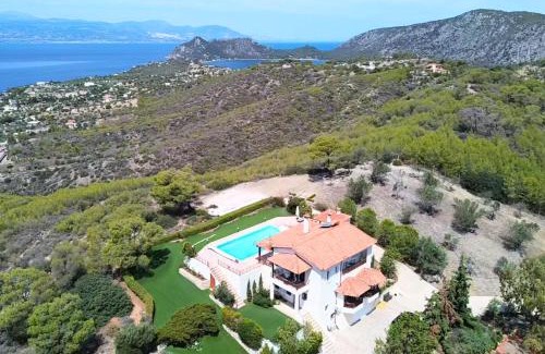 Loutraki-Agioi Theodoroi Villa | Lahtagas Estate with private swimming pool